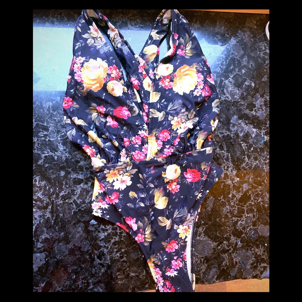 Only tried it on never wore-Cupshe swimsuit